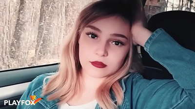 Sexy baba suig vreugdevol aan afslagkaart