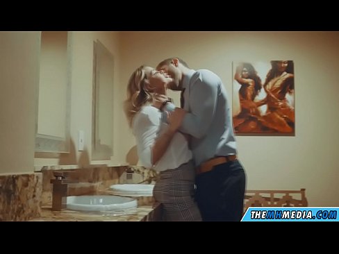 ❤️ Wanneer 'n rondborstige blondine jou in 'n openbare toilet verlei ️ Russiese pornografie by ons ☑